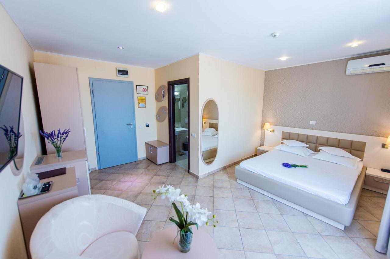 Hotel Prestige Мамая Екстериор снимка